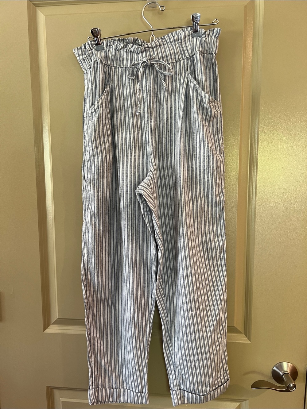 American Eagle Outfitters Blue and White Striped Cropped Pants
